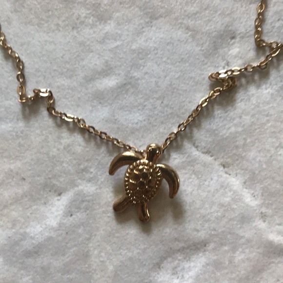 Gold turtle necklace - Picture 2 of 2